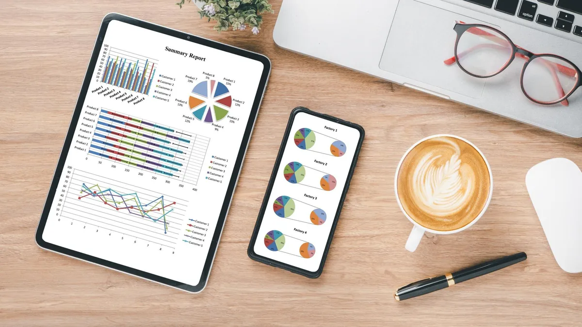 Dashboard di analisi con grafici di engagement su un tablet per monitorare i risultati del piano editoriale social